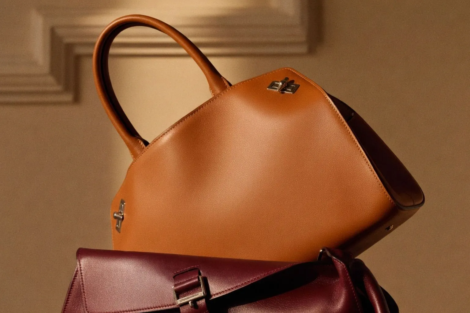 Главные аксессуарные премьеры сентября: от денима Gap до ювелирных сумок Cartier