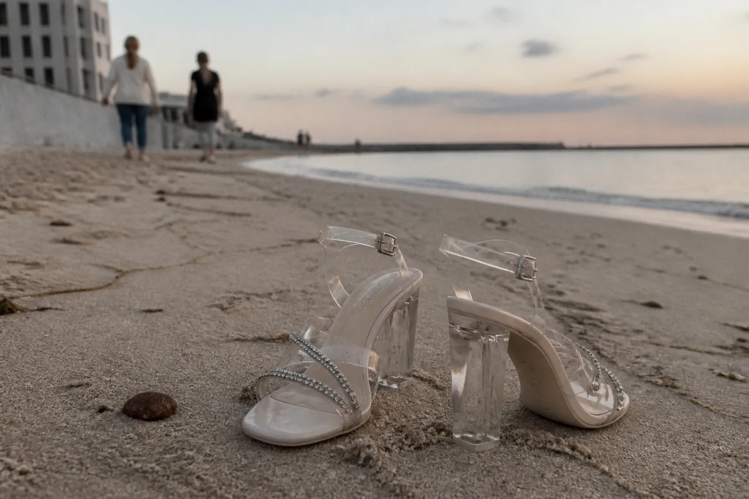 Тренд Jelly Shoes: учимся носить желейную обувь летом 2026 года
